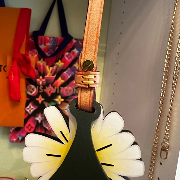 SOLD❤️Authentic Louis Vuitton By The Pool Leather Flower Bag Charm - Picture 4 of 9
